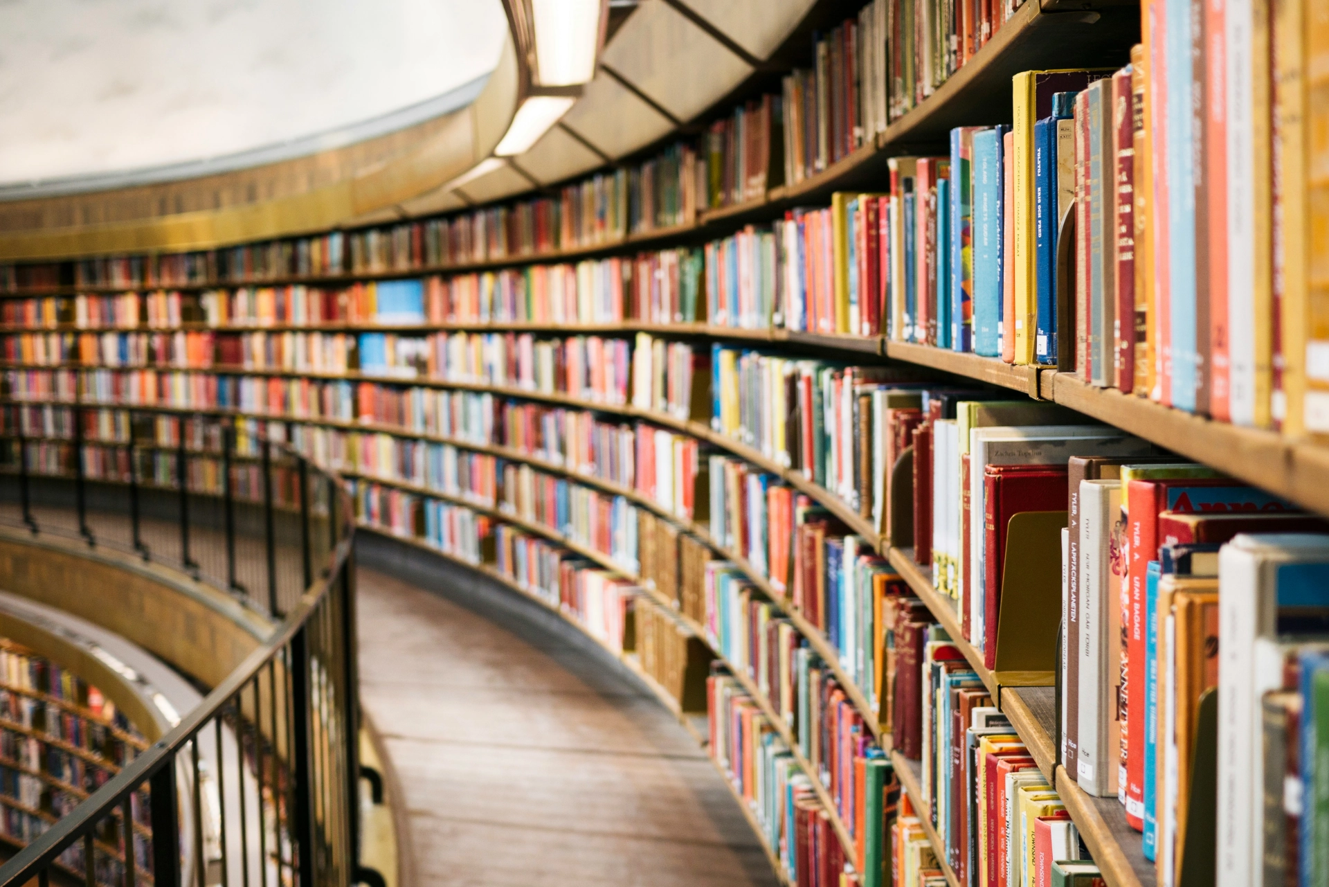 Image représentant une bibliothèque en arc de cercle, remplie de livres, illustrant des ressources scientifiques