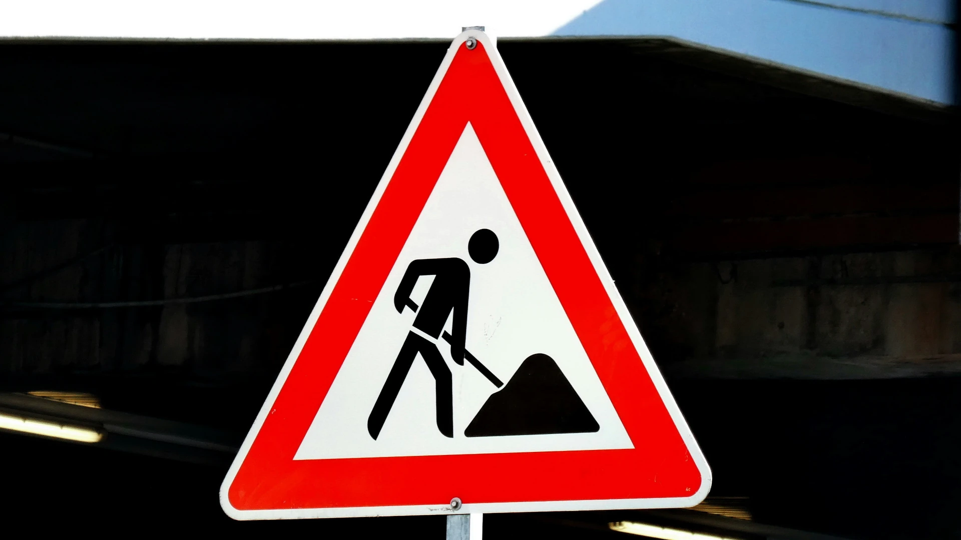 Panneau de signalisation indiquant des travaux en cours, utilisé pour illustrer une page web en construction